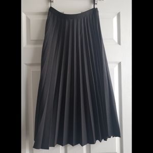 Uniqlo pleated skirt